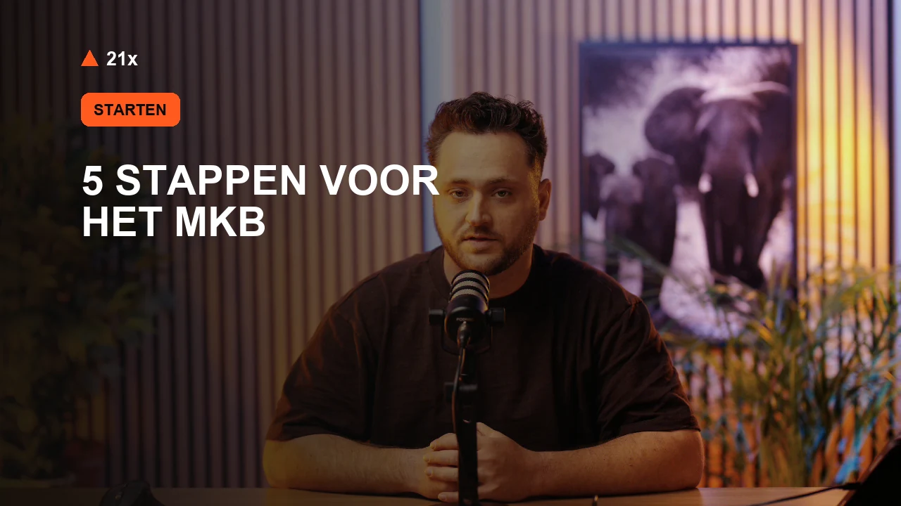 Stan Vreuls achter een microfoon in de 21x-studio, bij het artikel ‘AI-zichtbaarheid voor het mkb: vijf stappen om te beginnen’.