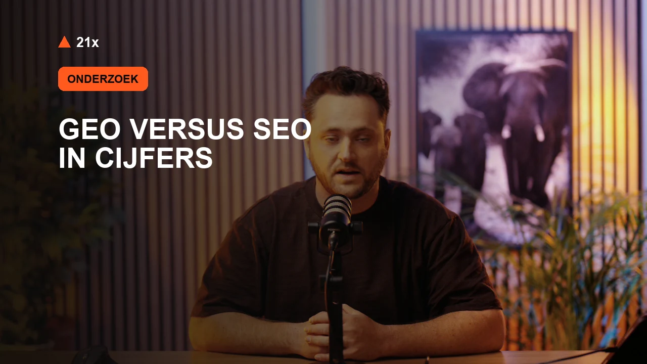 Stan Vreuls achter een microfoon in de 21x-studio, bij het artikel ‘GEO versus SEO in cijfers: hoeveel overlap is er?’.