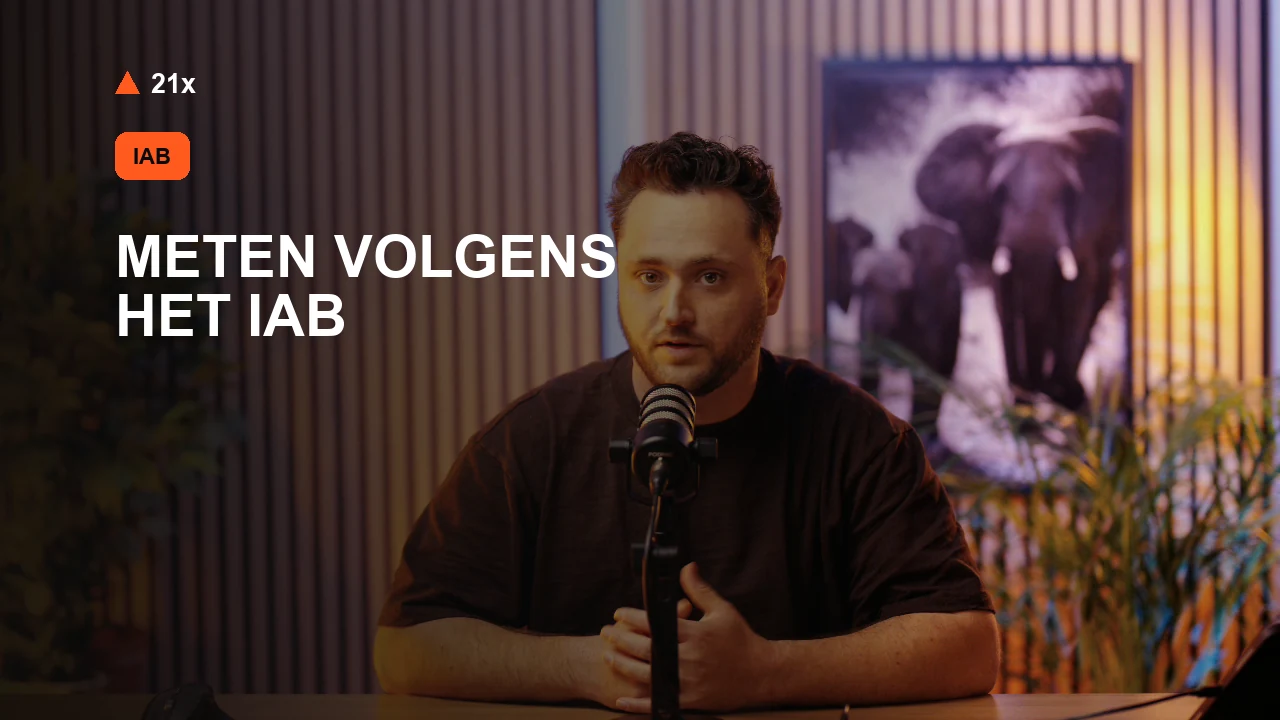 Stan Vreuls achter een microfoon in de 21x-studio, bij het artikel ‘AI-zichtbaarheid meten volgens het IAB-framework’.