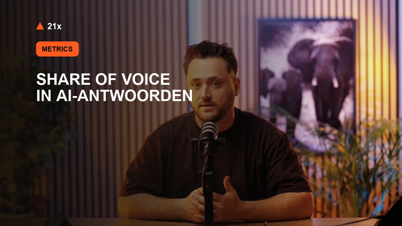 Stan Vreuls achter een microfoon in de 21x-studio, bij het artikel ‘Share of voice in AI-antwoorden: kies eerst de formule’.