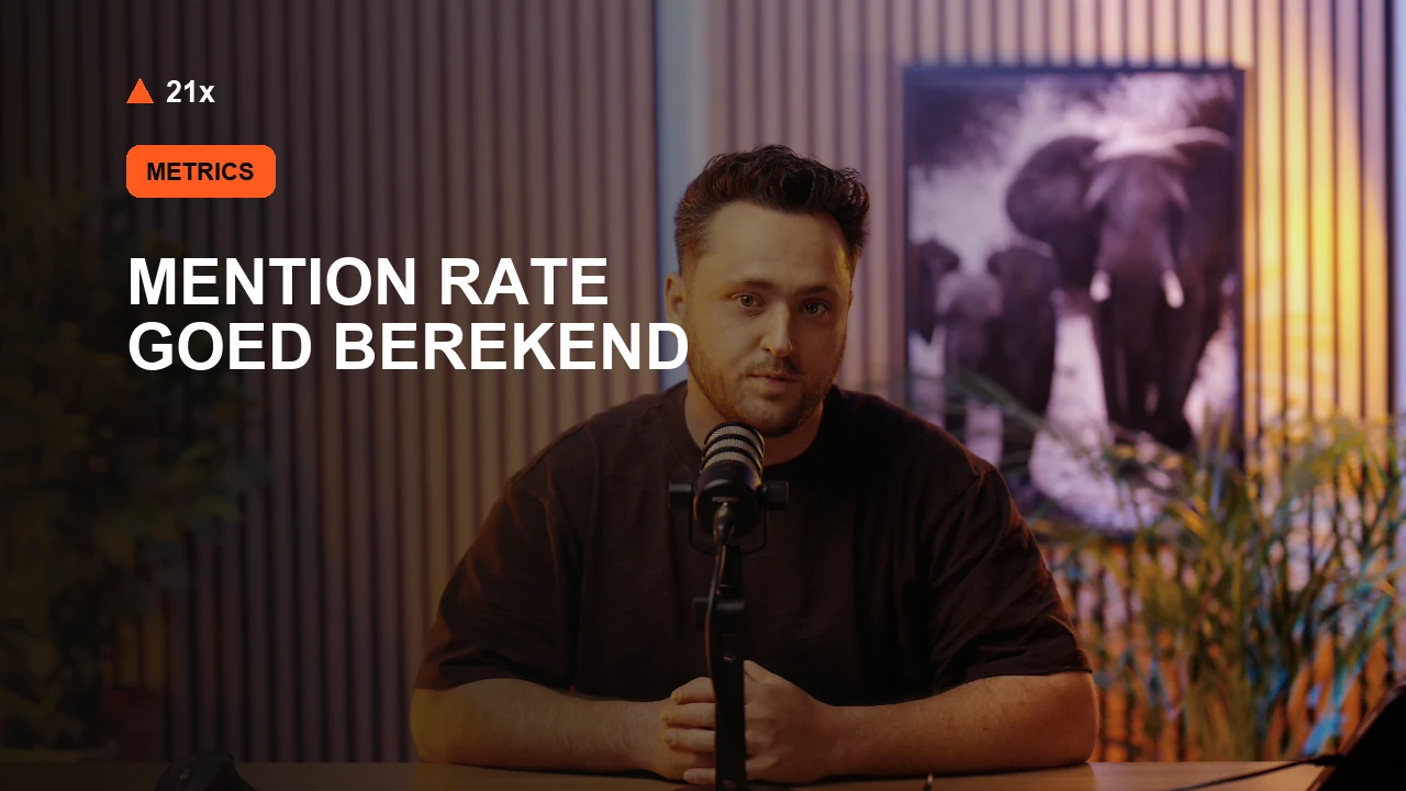 Stan Vreuls achter een microfoon in de 21x-studio, bij het artikel ‘Mention rate: waarom tools verschillende percentages geven’.