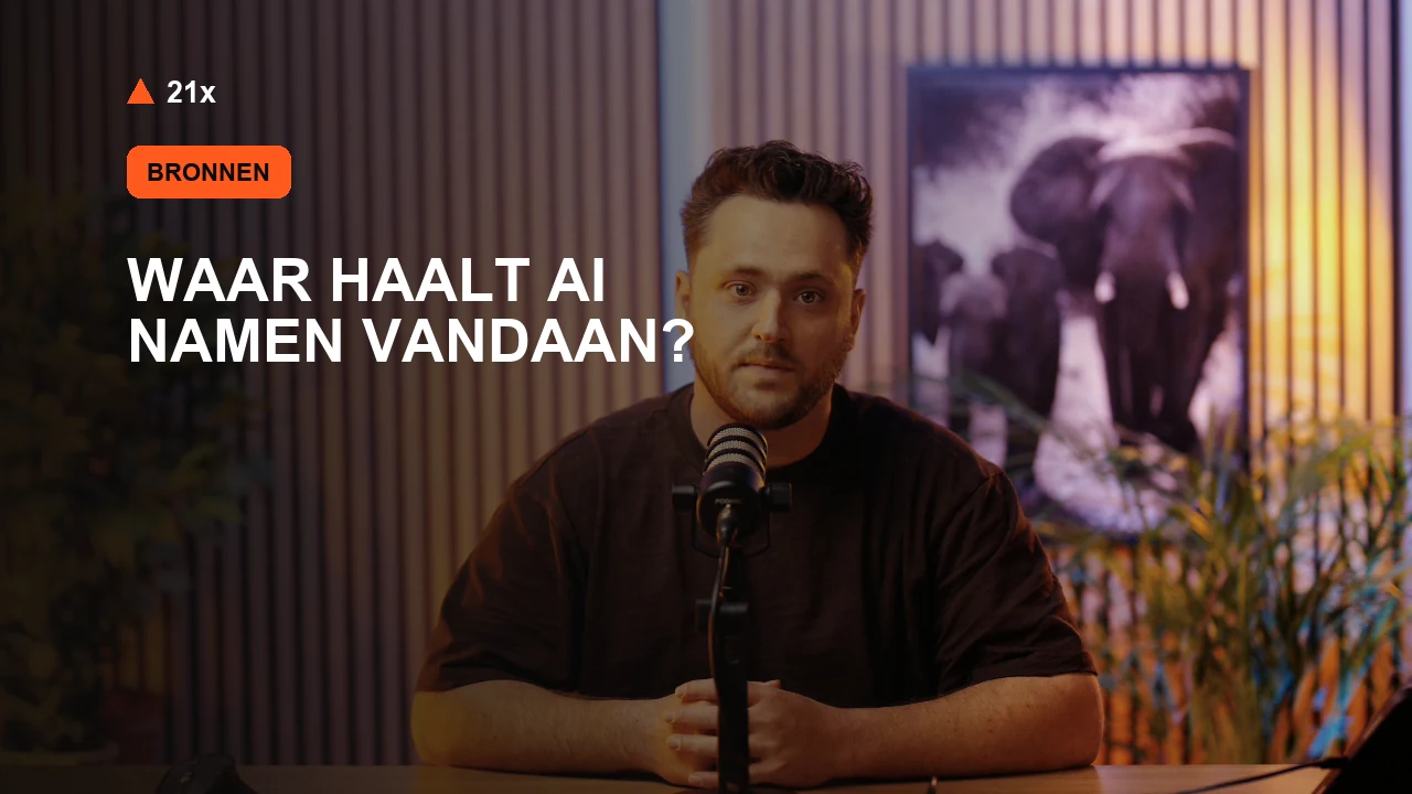 Stan Vreuls achter een microfoon in de 21x-studio, bij het artikel ‘Waar haalt AI merknamen vandaan bij Nederlandse koopvragen?’.
