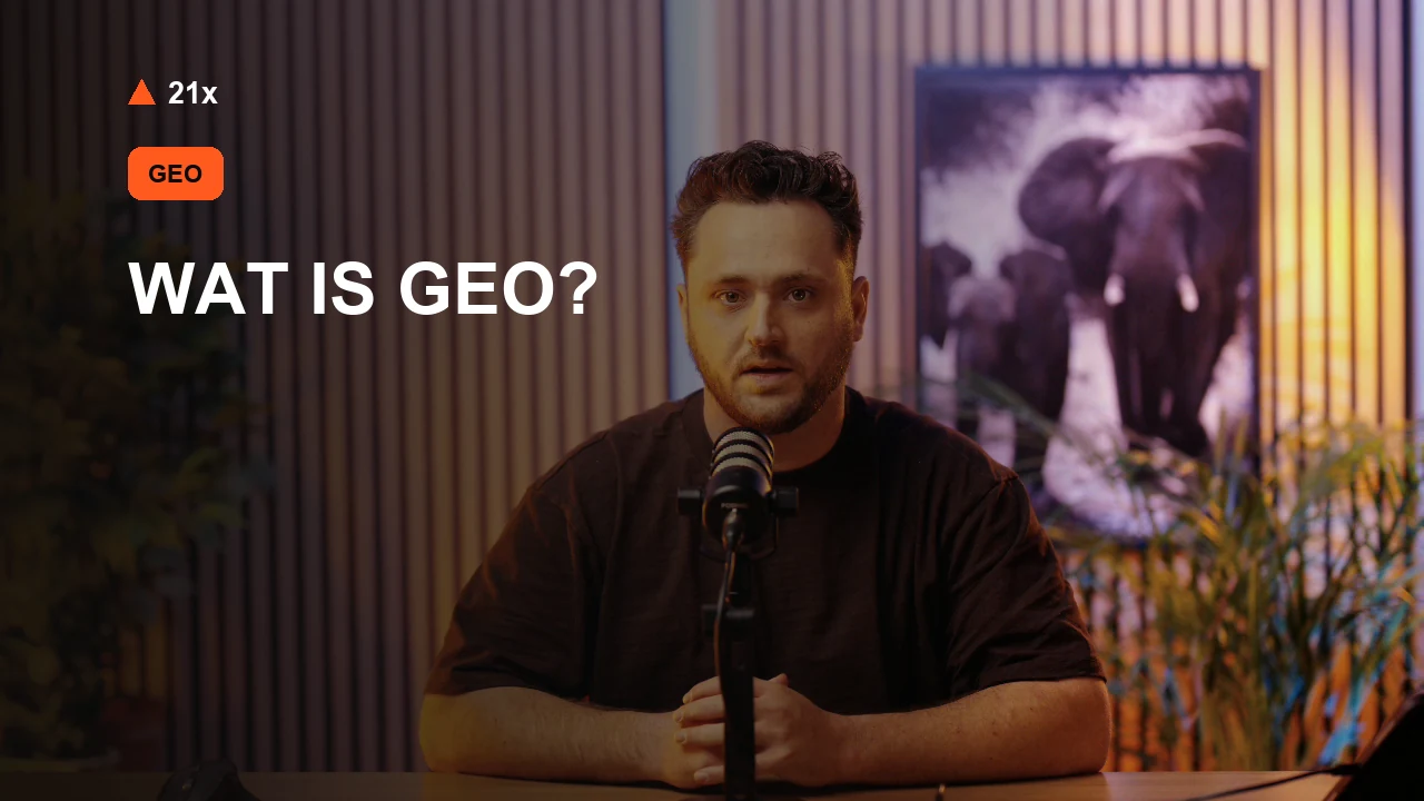Stan Vreuls achter een microfoon in de 21x-studio, bij het artikel ‘Wat is GEO (generative engine optimization)?’.