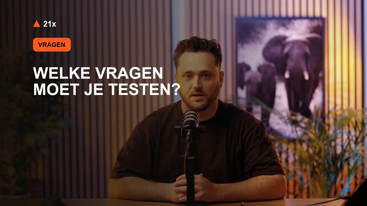 Stan Vreuls achter een microfoon in de 21x-studio, bij het artikel ‘Welke vragen test je om AI-zichtbaarheid te meten?’.